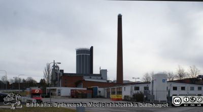Lasarettet i Lund, mars 2012. 
Panncentralen och 1950-talets ambulansgarage i sjukhusområdets nordligaste del vid Systervägen och Baravägen. Panncentralen med sitt kylvattentorn och höga skorsten mitt i bilden. Foto mot nordost från Baravägen nära parkeringshuset Kompassen.
Nyckelord: Lasarettet;Lund;Universitetssjukhuset;USiL;Panncentral;Ambulansgarage;Kyltorn;Skorstenar
