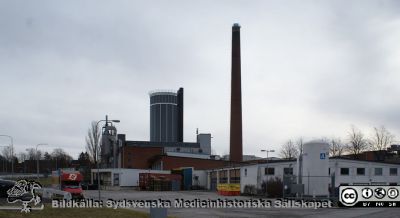 Lasarettet i Lund, mars 2012. 
Panncentralen och 1950-talets ambulansgarage i sjukhusområdets nordligaste del vid Systervägen och Baravägen. Panncentralen med sitt kylvattentorn och höga skorsten mitt i bilden. Foto mot nordost från Baravägen nära parkeringshuset Kompassen.
Nyckelord: Lasarettet;Lund;Universitetssjukhuset;USiL;Panncentral;Ambulansgarage;Kyltorn;Skorstenar