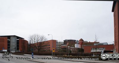 Lasarettet i Lund, mars 2012. 
Från vänster parkeringshuset ovalen, sedan nya barnkliniken och gamla seminariet med sitt torn. Hitom detta f.d. sjukhusmatsalen ("Paletten") med medicinsk teknisk avdelning i källaren. Längst till höger parkeringshuset Kompassen. Foto söderut från Baravägen vid Systervägen.
