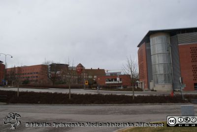 Universitetssjukhuset SUS Lund, mars 2012
Från vänster nya barnkliniken och gamla seminariet med sitt toppiga torn. Hitom detta f.d. sjukhusmatsalen ("Paletten") med medicinsk teknisk avdelning i källaren. Längst till höger parkeringshuset Kompassen. Foto söderut från Baravägen vid Systervägen.
Nyckelord: Lasarettet;Lund;Universitetssjukhuset;USiL;Barnklinik;Gamla Seminariet;Parkeringshus