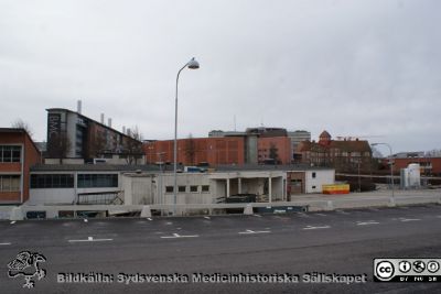 Lasarettet i Lund, mars 2012
1950-talets panncentral och ambulansgarage. Foto från Systervägen mot sydost. I bakgrunden norra delen av BMC-längan följt av parkeringshuset Ovalen, nya barnkliniken, Gamla Seminariet med toppigt torn (nu sjukhusadministration), personalmatsalen Paletten med medicinskt tekniska avdelningen (MTA) i källaren.
Nyckelord: Lasarettet;Lund;Universitetssjukhuset;USiL;BMC;Barnklinik;Gamla Seminariet;Administration;Parkeringshus;Personalmatsal;Medicinsk Teknik;Medicinteknisk;Avdelning