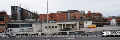 Lasarettet i Lund, mars 2012. 
1950-talets panncentral och ambulansgarage (nu transportcentral). Foto från Systervägen mot sydost. I bakgrunden norra delen av BMC-längan följt av parkeringshuset Ovalen, nya barnkliniken, Gamla Seminariet med toppigt torn (nu sjukhusadministration), personalmatsalen Paletten med medicinskt tekniska avdelningen (MTA) i källaren.
Nyckelord: Lasarettet;Lund;Universitetssjukhuset;USiL;BMC;Barnklinik;Gamla Seminariet;Administration;Parkeringshus;Personalmatsal;Medicinsk Teknik;Medicinteknisk;Avdelning;Logistik;Transport;Central