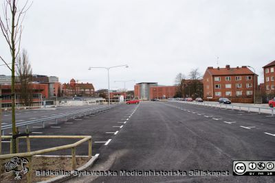 Lasarettet i Lund, mars 2012. 
Den nyligen iordningsställda parkeringsplatsen vid Systervägen och 1950-talets panncentral och ambulansgarage (nu transportcentral). Foto från Tornarvägen mot sydväst. I bakgrunden parkeringshuset Ovalen, nya barnkliniken, Gamla Seminariet med toppigt torn (nu sjukhusadministration), personalmatsalen Paletten med medicinskt tekniska avdelningen (MTA) i källaren, parkeringshuset Kompassen och längst till höger bostadshusen för sjuksköterskor från mitten på 1900-talet.
Nyckelord: Lasarettet;Lund;Logistik;Parkeringsplats;Parkeringshus;Personalmatsal;Administration;Ambulansgarage;Avdelning;Medcinteknisk;Personalbostäder;Barnklinik;Gamla Seminariet