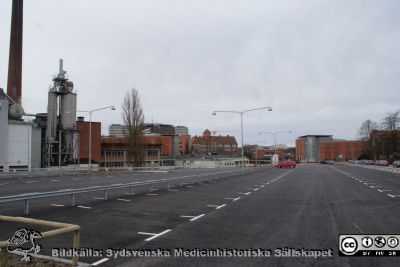 Universitetssjukhuset SUS Lund, mars 2012
Vy mot sydsydväst från parkeringsplatsen vid Systervägen. Från vänster Panncentralen, logistikcentrum, barnsjukhuset BUS, i fonden centralblocket, Gamla seminariet, f.d. personalmatsalen (nu MTA) och i bildens högra kant parkeringshuset Kompassen.
