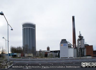 Universitetssjukhuset SUS Lund, mars 2012. 
Vy från parkeringsplatsen vud -ststervögeb mot panncentralen.
Nyckelord: Lasarettet;Lund;Panncentral;Universitetssjukhuset;USiL