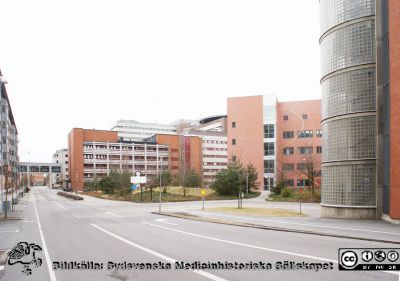 Universitetssjukhuset SUS Lund, mars 2012. 
Vy söderut längs Klinikgatan. Biomedicinskt Centrum (BMC) till vänster, ögonkliniken A i fonden, C-F-blocken, barnkliniken BUS och parkeringshuset Ovalen till höger.
Nyckelord: BMC;Barnsjukhus;BUS;Ögonklinik;Centralblocket;Parkeringshus