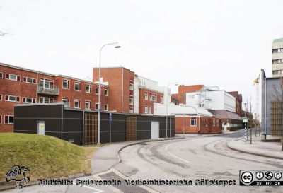 Universitetssjukhuset SUS Lund, mars 2012
Vy västerut längs Klinikgatan vid ögonkliniken A och akutmottagningen.Kvinnokliniken mellan dessa båda. Den trista mörka lådan hitom ögonkliniken är en distributionscentral för medicinska gaser.
Nyckelord: _Ögonklinik;KK;Kvinnoklinik;BB;Förlossningsavdelning;Akutmottagning;Centralblocket;Lund;Universitetssjukhuset;USiL