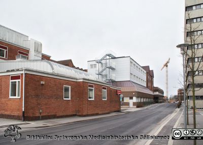 Klinikgatan vid Ögonkliniken A, 2012, Universitetssjukhuset Lund
Universitetssjukhuset SUS Lund, mars 2012. Vy västerut längs Klinikgatan vid ögonkliniken A och akutmottagningen.Kvinnokliniken mellan dessa båda.
Nyckelord: _Ögonklinik;KK;Kvinnoklinik;BB;Förlossningsavdelning;Akutmottagning;Centralblocket;Lund;Universitetssjukhuset;USiL