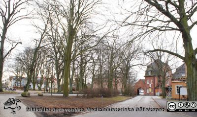 Universitetssjukhuset SUS Lund, 2012. Till höger 1918 års ovanjordiska kulvert  med valvtorn och restaurang Valvet. Barack med telefonväxeln och expeditioner för externa byggfirmor.
Universitetssjukhuset SUS Lund, mars 2012. Till höger sydöstra delen av 1918 års ovanjordiska kulvert mellan södra och norra lasarettsområdet med valvtorn och restaurang Valvet. Hitom den tvåvånings barack som hyser telefonväxeln och expeditioner för externa byggfirmor mm. Skissernas Museum och Gamla Giskopshuset skymtar mellan träden till vänster. 
Med lite god vilja skulle man här kunna anlägga en tilltalande pa som skulle passa väl ihop med den mellan UB, Skissernas Museum och Biskopshuset.
Nyckelord: Universitetssjukhuset SUS Lund;USiL;Kulvert;Administration;Telefonväxel;Valvet;Restaurang.