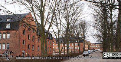 Universitetssjukhuset SUS Lund, 2012. Till vänster 1918 års kvinnoklinik, nu rehabhus och medicinkliniken från samma år, nu hudhus.
Universitetssjukhuset SUS Lund, mars 2012. Till vänster 1918 års kvinnoklinik, nu rehabhus. Därbortom medicinkliniken från samma år, nu hudhus.
Nyckelord: Universitetssjukhuset SUS Lund;USiL;Rebabilitering;Klinik;Hudhus;Dermatologisk;Medicinska