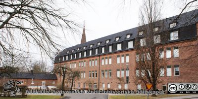 Universitetssjukhuset SUS Lund, 2012. 1918 års kvinnoklinik, nu rehabhus.
Universitetssjukhuset SUS Lund, mars 2012. 1918 års kvinnoklinik, nu rehabhus. Allhelgonakyrkans torn i bakgrunden. I bakgrunden den ovanjordiska kulverten som förband södra och norra lasarettsområdet, senare lokal för Livets Museum.
Nyckelord: Universitetssjukhuset SUS Lund;USiL;Kvinnoklinik;Kulvert;Klinik;Rebabilitering;Livets Museum