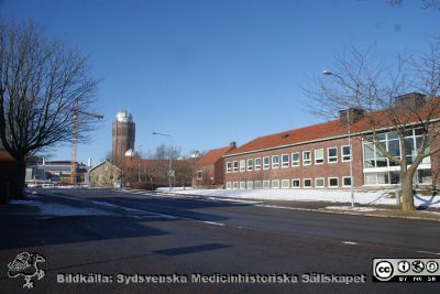 Genetiska institutionen i korsningen mellan Sölvegatan och Tornavägen. 
Astronomiska institutionen / Science center i bakgrunden med Lunds gamla vattentorn. Forum Medicum är under byggnad hitom gamla fysiologiska institutionen och BMC.
Nyckelord: Vettentorn;Genetisk;Institution;Scence Center;Astronomisk