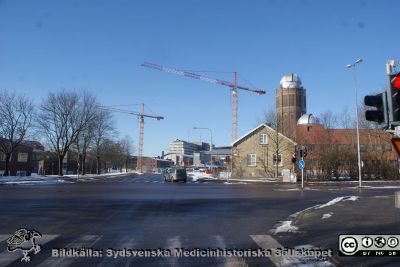 Universitetssjukhuset i Lund med Forum Medicum under byggnad 2021. 
Universitetssjukhuset i Lund med Biomedicinskt Centrum (BMC) framför liksom Forum Medicum under byggnad. Foto från korsningen mellan Sölvegatan och Tornavägen.
Nyckelord: USiL;Lasarettet i Lund;Mediinck fakultet;Bygge;Sceence Center;Astronomisk institution;Vattentorn