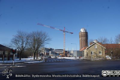 Universitetssjukhuset i Lund med Biomedicinskt Centrum (BMC) framför liksom Forum Medicum under byggnad. 
Foto från korsningen mellan Sölvegatan och Tornavägen.
Nyckelord: USiL;Lasarettet i Lund;Mediinck fakultet;Bygge;Sceence Center;Astronomisk institution;Vattentorn