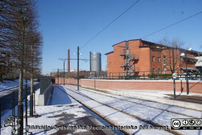 Wallenberglaboratoriet från spårvagnshållplatsen LTH.
Wallenberglaboratoriet från spårvagnshållplatsen LTH. I bakgrunden kraftvärmeverkets skorsten och torn för kylvatten.
Nyckelord: Wallenberglaboratoriet;Naturvetenskaplig fakultet;Lunds Universitet