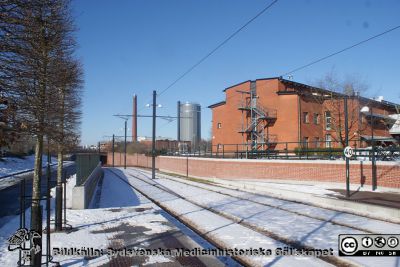 Spårvägen går ned under Tornavägen vid Wallenberglaboratoriet.
Spårvägen går ned under Tornavägen vid panncentralen med skorsten och kylvattentorn och vid Wallenberglaboratoriet på norra universitetsområdet. Foto i februari 2021, Berndt Ehinger
Nyckelord: Panncentral;Spårvägen;Wallenberglaboratoriet;Lunds Tekniska Högskola;Lunds universitet