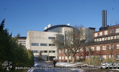 Wallenberg neurocentrum inom Biomedicinskt Centrum (BMC).
Till höger medicinska fakultetens kanslihus. Detta byggdes ursprungligen i mitten på 1950-talet som fysiologisk institution. Universitetssjukhuset SUS i Lund skymtar bakom Neurocentrum. Foto i februari 2021, Berndt Ehinger.
Nyckelord: Wallenberg Neurocentrum;Biomedicinskt Centrum;BMC;Kanslihus;Medicinska Fakulteten;Lunds universitet