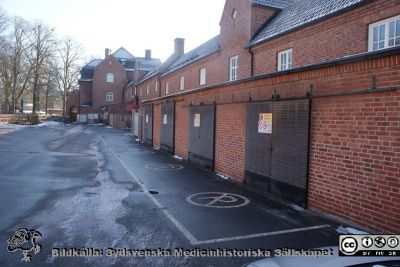 Norrsidan på den långa ovanjordiska kulverten med Livets Museum i Lund.
Norrsidan på den långa ovanjordiska kulverten längs Allhelgona Kyrkogata. Livets Museum finns i kulverten. I markplanet finns förråd för gastuber mm. Längst bort ligger restaurang Valvet.
Nyckelord: Restaurang;Livets Museum;Kulvert;Nya södra lasarettsområdet