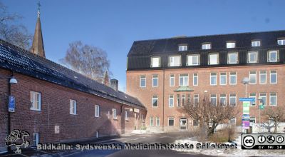 Rehabhuset invid Allhelgonakyrkan, vars torn sticker kupp i fonden.
 Huset  var ursprungligen kvinnoklinik, Livets Museum finns nu i den ovanjordiska kulverten till vänster i bilden. Foto i februari 2021, Berndt Ehinger.
Nyckelord: Rehabilitereing;Kvinnoklinik;Kyrka;Livets museum.