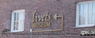 Västra fasaden på Livets Museum i Lund, med ny skylt
Västra fasaden på den ovanjordiska kulvert som en gång förband södra lasarettsområdet i kvarteret Paradis med det norra. Livets Museum finns sedan 2012 i kulverten. Skylten på hitre delen av husväggen har just satts upp. Den lyser på natten, och ses då bättre. Foto i februari 2021, Berndt Ehinger
Nyckelord: Livets Museum;Skylt;Sydsvenska Medicinhistoriska Sällskapet;SMHS