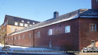 Västra fasaden på Livets Museum.
Västra fasaden på den ovanjordiska kulvert som en gång förband södra lasarettsområdet i kvarteret Paradis med det norra. Livets Museum finns sedan 2012 i kulverten. Skylten på hitre delen av husväggen har just satts upp. Foto i februari 2021.
Nyckelord: Livets Museum;Skylt;Fasad;Väster