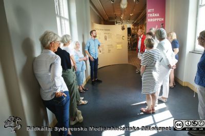 Intendent Mats Engström visar 2021-08-23 den nya medicinhistoriska utställningen för museiguiderna. 
Intendent Mats Engström visar 2021-08-23 den nya medicinhistoriska utställningen för museiguiderna. Den handlar  om gymnastik och rörelsebehandling, och var pandemismygande öppnad våren 2021. Guidernas namn finns i bildfil DSC03797NumCpg.
Nyckelord: Utställning;Visning;Livets Museum;Sydsvenska medicinhistoriska Sällskapet;SMHS;Fysikalis terapi;Rörelsebehandling;Sjukgämnastik