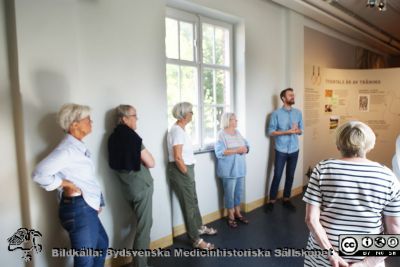 Intendent Mats Engström visar 2021-08-23 den nya medicinhistoriska utställningen för museiguiderna. 
Intendent Mats Engström visar 2021-08-23 den nya medicinhistoriska utställningen för museiguiderna. Den handlar  om gymnastik och rörelsebehandling, och var pandemismygande öppnad våren 2021. Guiderna är från vänster Harriet Svensson, Gunila Erlandson, Kerstin Olsson, Irene Jakobsson och Eva Ljunggren (bakifrån).
Nyckelord: Utställning;Visning;Livets Museum;Sydsvenska medicinhistoriska Sällskapet;SMHS;Fysikalis terapi;Rörelsebehandling;Sjukgämnastik