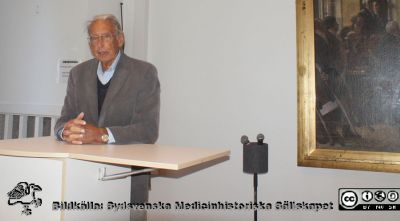 Bengt I. Lindskog i talarstolen på Skåne-SÄLs möte 2021-10-12. 
Ersätter bild som skulle tagits vid 20-årsjubileumsmötet 21-09-14.
Nyckelord: 20år;Jubileum;rsmöte;Högtidsföreläsning;Jubileum;20år