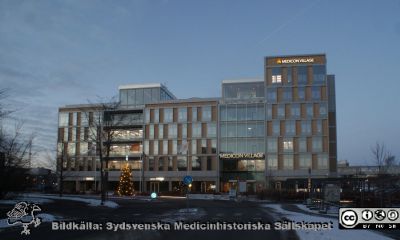 The Spark, den nya huvudbyggnaden för Medicon Village i Lund
The Spark, den nya huvudbyggnaden för Medicon Village, färdig våren 2021. Här finns Medicon Villages huvudreception. Byggnaden har lokaler för både interna och externa möten och evenemang. Här hoppas ledningen för Medicon Village att det skapas 
nya sorts möjligheter när experter från en lång rad olika discipliner utbyter erfarenheter och idéer. Man säger att det är en plats för att träffas och prata, samarbeta och växa så att det slår nya, oförutsedda gnistor i mötet mellan olika människor.
Nyckelord: Forskarby;forskarhotell;Medicinska fakulteten;Lunds universitet;Forskningslokaler;Laboratorier