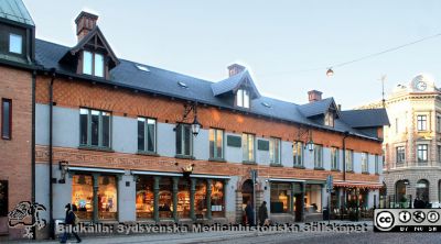 Detta hus på Kyrkogatan i Lund rymmer det nyrenoverade apoteket Svanen
Fasadens gyllene svan blänker i sitt nyförgyllda skick. Fasadlyktan ovanför och det gamla cykelstället är också nyrenoverade. Foto Berndt Ehinger
Nyckelord: Universitetsapotek;Svanen;Lund;Fasad;Nyrenoverad