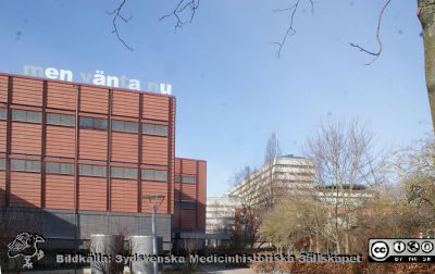 Fasad mot öster på Filosof- och teologihuset Lux
Fasad mot öster på Filosof- och teologihuset Lux, tillbyggt på gamla zoologiska institutionen. Texten på taket är en del av ett konstverk i huset som består av ett antal tänkvärda korta sentenser av Annika Ström. Utgångspunkten för konstverket är det skrivna ordet, den kommunikationsform som bär akademisk kunskap över tid och rum.
Nyckelord: Filosofisk;Teologisk;Fakultet;Lunds universitet;Humaniora;Zoologi;Institution