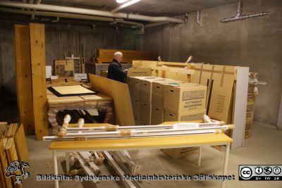 Anders Biörklund gallrar böcker i boklådor
Anders Biörklund sorterar boklådor härrörande från Medicinhistoriska Museets bibliotek, sedan museets stängning 2006 förvarade i skyddsrummet på Tåbelunds vårdcentral i Eslöv.
Nyckelord: Magasin;Gallring;Medicinhistoriskt;Tåbelund;Sällskapet