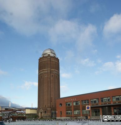 Astronomiska institutionen vid Sölvegatan
Astronomiska institutionen vid Sölvegatan med observationskupolen på toppen av Lunds gamla vattentorn. Foto 2023-12-23 av Berndt Ehinger.
Nyckelord: Medicinska fakulteten;Sölvegatan;Vård- och hälsovetenskaper;Utbildning;Forskning;Luinds universitet;Science center