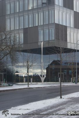 Forum Medicum med skulpturen "Vertikal komposition" av Arne Jones framför huvudingången
Forum Medicum i Lund från sydost. Skulpturen "Vertikal komposition" av Arne Jones framför huvudingången. Foto Berndt Ehinger 2023-12-23.
Nyckelord: Medicinska fakulteten;Sölvegatan;Vård- och hälsovetenskaper;Utbildning;Forskning;Luinds universitet