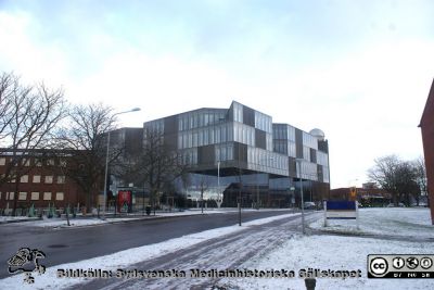 Forum Medicum i Lund från sydost. 
Forum Medicum i Lund från sydost. Foto Berndt Ehinger 2023-12-23.
Nyckelord: Medicinska fakulteten;Sölvegatan;Vård- och hälsovetenskaper;Utbildning;Forskning;Luinds universitet