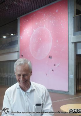 Jakob Donnér under en guidning 240315 på Forum Medicum. Han beskriver konstverket på väggen bakom sig för sittande åhörare. Foto av Berndt Ehinger.
Nyckelord: Guidning;Visning;Forum Medicum;Medicinska fakulteten;Lunds universitet;USil