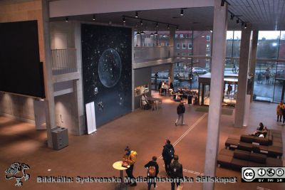 Forum Medicum i Lund 240315. Entrépartiet in till stora centralhallen. Foto Berndt Ehinger.
Nyckelord: Guidning;Visning;Forum Medicum;Medicinska fakulteten;Lunds universitet.