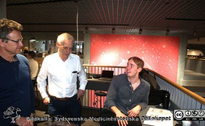 Mats Ehinger och Jakob Donnér (i ljus skjorta) på Forum Medicum i Lund 240315. Klas Wallberg sitter på Spaningshyllan i biblioteket och läser hjärnans anatomi. Han går på termin 2. och trivs utmärkt på Forum Medicum, sade han. Foto Berndt Ehinger.
Nyckelord: Guidning;Visning;Forum Medicum;Medicinska fakulteten;Lunds universitet;USil;Bibliotek