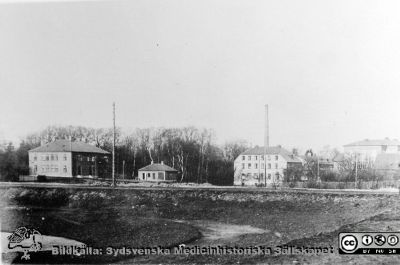 Lasarettet i Ängelholm 1920 - 1915. 
Lasarettet i Ängelholm 1920 - 1915.  Efter reprofoto i Viveca Berglunds och Lillie Börjessons utställningsskärm på Ängelholms lasarett.
Nyckelord: Lasarett;Engelholm;_Ängelholm