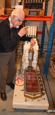 Mark Blomberg vid en AGA oxygenator
Medicintekniske ingenjören Mark Blomberg demonstrerar AGAs hjärtlungmaskin från andra halvan på 1900-talet. Foto i i det medicinhistoriska magasinet.
Nyckelord: Oxygenator;Hjärt-lungmaskin;Medicinhistoriskt magasin