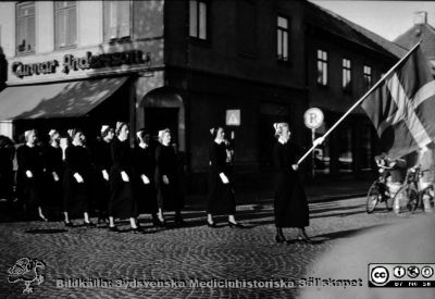 Ängelholms sjukhus. En grupp sjuksköterskor paraderar
Efter diabild i sjuksköterskan Lillie Börjessons samling från Ängelholms sjukhus. En grupp sjuksköterskor paraderar sedan de förärats en flagga att föra. Se bildfil Eholm2017b--039. Foto före 1967 då högertrafik infördes.
Nyckelord: Engelholm;Ängelholm;Sjukhus;Sjuksköterskor;Parad;Fana;Flagga