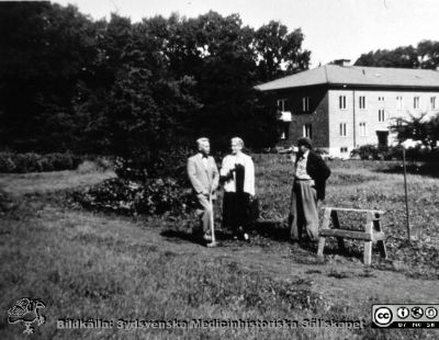  Från sjukhusparken. Troligen administrationsbyggnaden i bakgrunden.
Bild i sjuksköterskan Lillie Börjessons samling från Ängelholms sjukhus. Från sjukhusparken. Troligen administrationsbyggnaden i bakgrunden.
Nyckelord: Engelholm;Ängelholm;Sjukhus;Sjukhuspark