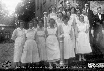 Ängelholms sjukhus.Personalfoto utomhus.
Efter diabild i sjuksköterskan Lillie Börjessons samling från Ängelholms sjukhus.Personalfoto utomhus.
Nyckelord: Engelholm;Ängelholm;Sjukhus;Personal;Utomhus