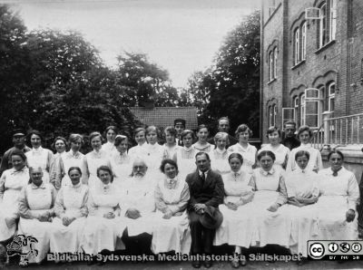 Ängelholms sjukhus. Personalfoto utomhus.
Efter diabild i sjuksköterskan Lillie Börjessons samling från Ängelholms sjukhus. Personalfoto utomhus.
Nyckelord: Engelholm;Ängelholm;Sjukhus;Personal;Utomhus