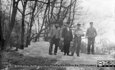 Ängelholms sjukhus. Parkarbete.
Efter diabild i sjuksköterskan Lillie Börjessons samling från Ängelholms sjukhus. Parkarbete.
Nyckelord: Lasarett;Engelholm;Ängelholm;Sjukhuspark