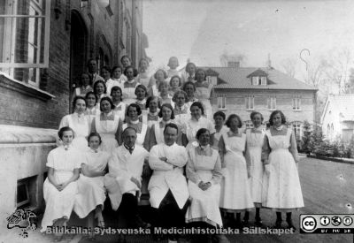 Ängelholms sjukhus.Personalfoto utomhus
Ur sjuksköterskan Lillie Börjessons samling bilder från Ängelholms lasarett. 
Nyckelord: Engelholm;Ängelholm;Sjukhus;Personal;Utomhus