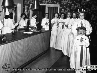 Ängelholms sjukhus. Ett luciatåg.
Efter diabild i sjuksköterskan Lillie Börjessons  samling från Ängelholms sjukhus. Ett luciatåg.
Nyckelord: Engelholm;Ängelholm;Sjukhus;Luciatåg