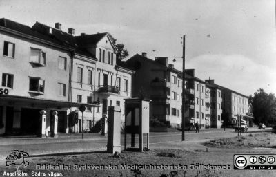 Ängelholm. Vykort. Södra vägen vid sjukhusets infartsväg
Ängelholm. Vykort. Södra vägen vid sjukhusets infartsväg (till höger i bilden nära kameran). Notera Esso-bensinstationen med bensinpumpar rill vänster i bilden. Mitt i bilden en tidstypisk telefonkiosk med lika tidstypiskt kopplingsskåp strax hitom den. Foto troligen på 1950-talet och i varje fall före 1967 då högertrafik infördes.
Nyckelord: Ängelholm;Engelholm;Södra Vägen;Sjukhus;Bostadshus