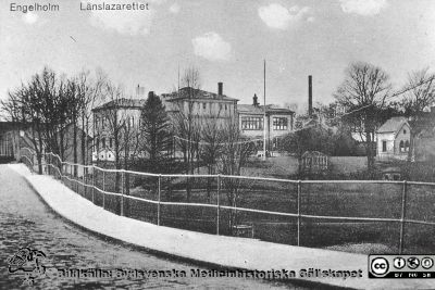 Vykort med texten Engelholm Länslazarettet. 
Ängelholm. Vykort med texten Engelholm Länslazarettet. Foto nära sekelskiftet 1900. Bildkälla: Lillie Börjessons bildsamling från Ängelholms sjukhus.
Nyckelord: Ängelholm;Engelholm;Lazarett;Lasarett;Sjukhus;Vykort