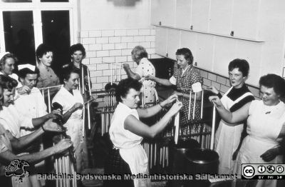 Ängelholms sjukhus. Julstök. 
Ängelholms sjukhus. Julstök. Stearinljus stöps inför julen. Foto troligen i mitten på 1900-talet.  Bildkälla: Lillie Börjessons bildsamling från Ängelholms sjukhus.
Nyckelord: Ängelholm;Engelholm;Julstök;Ljusstöpning;Personal